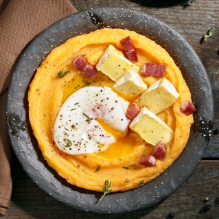 Pumpkin mash with bacon, eggs and Brie